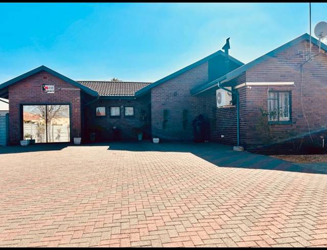 3 BEDROOM HOUSE FOR SALE IN VANDERBIJLPARK SE 2